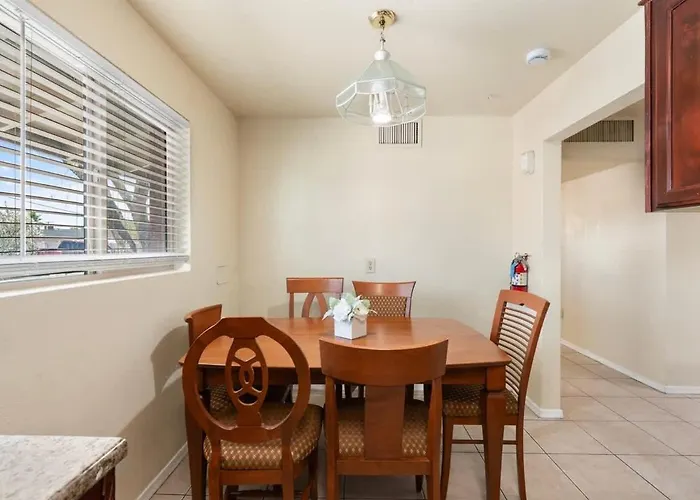 Lightrail Bbq & Billiard Minutes From Dt Phoenix