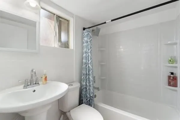 Lightrail Bbq & Billiard Minutes From Dt Holiday home