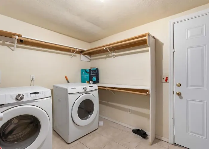 Lightrail Bbq & Billiard Minutes From Dt Holiday home *